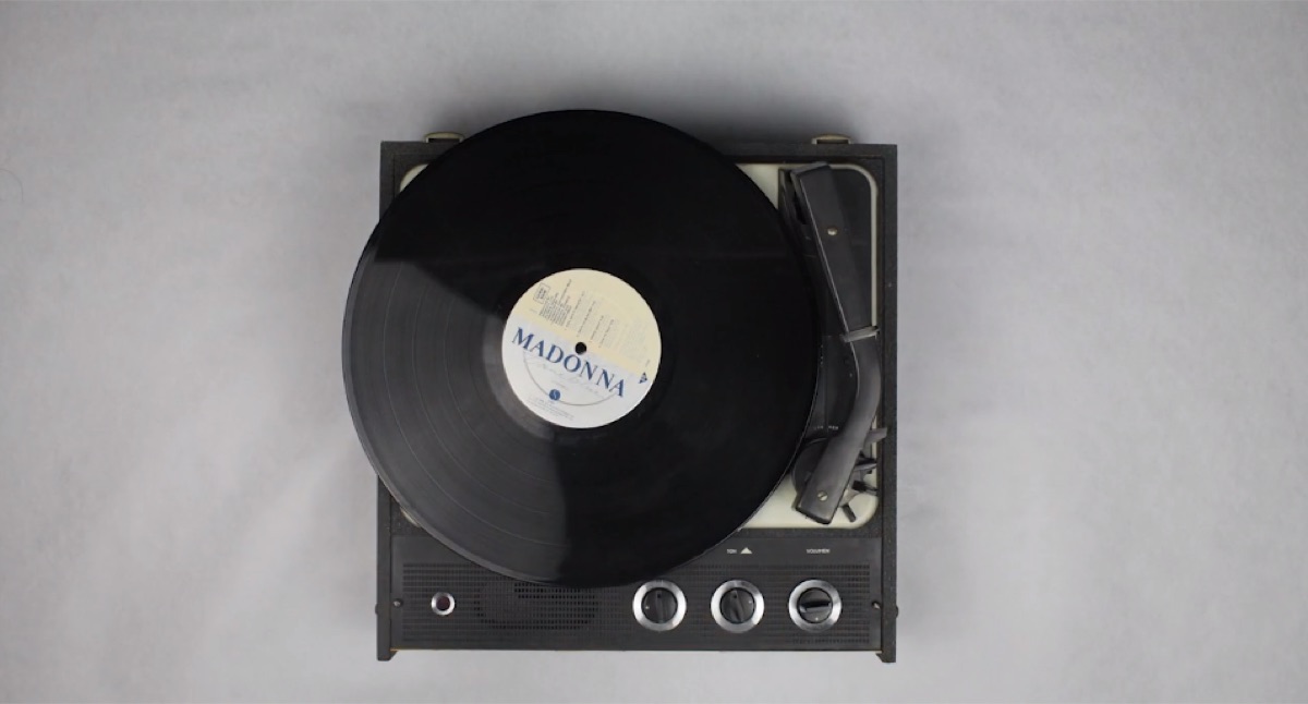 Disque vinyle sur une platine moderne