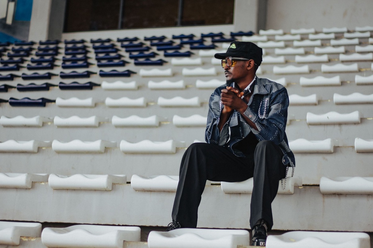Une star K-pop sur une estrade dans un stade