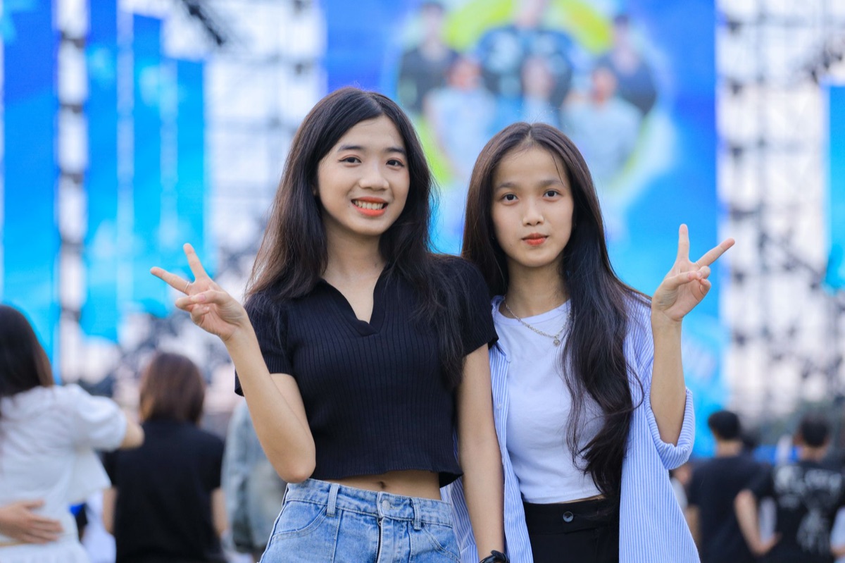 Blackpink-Mitglied mit jüngeren Künstler