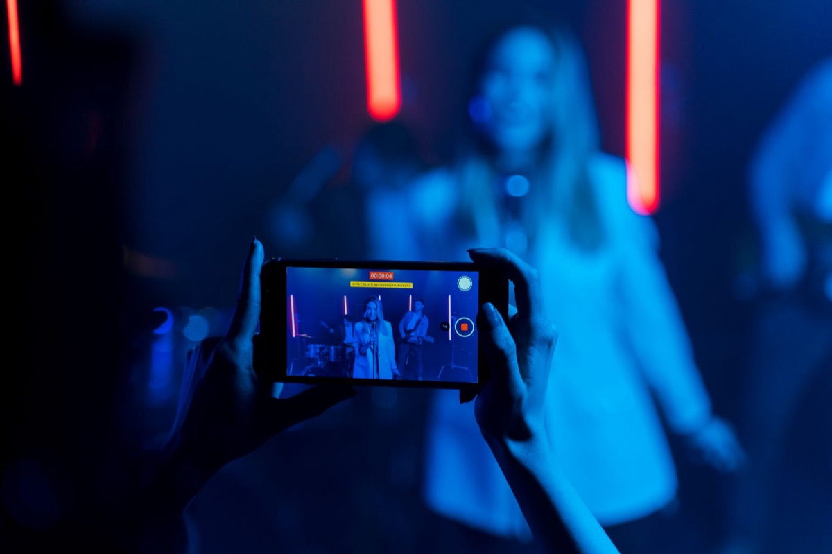 Artista giovane in video musicale