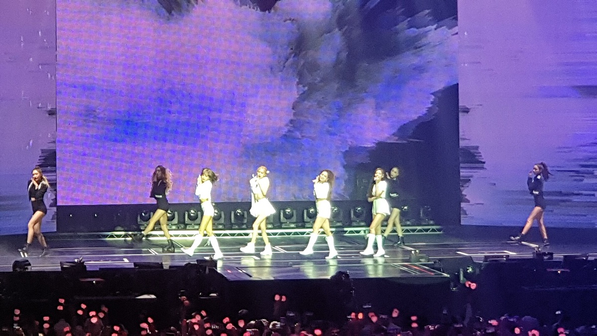 新一代K-pop女子組合在練習室中互動