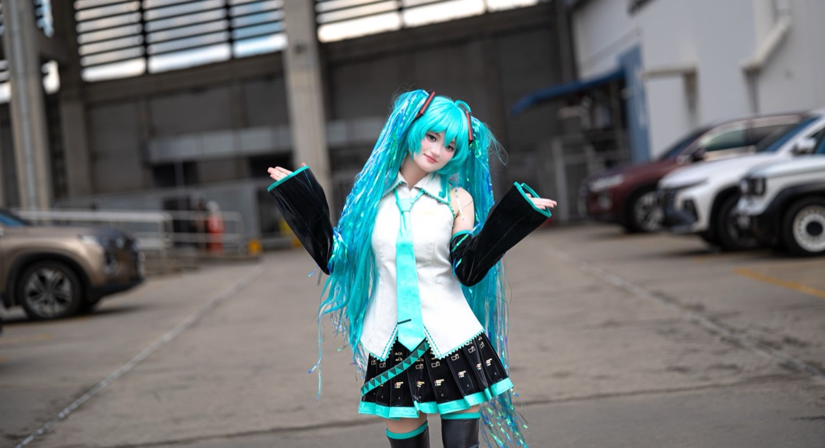 K-POP STAR in debut outfit