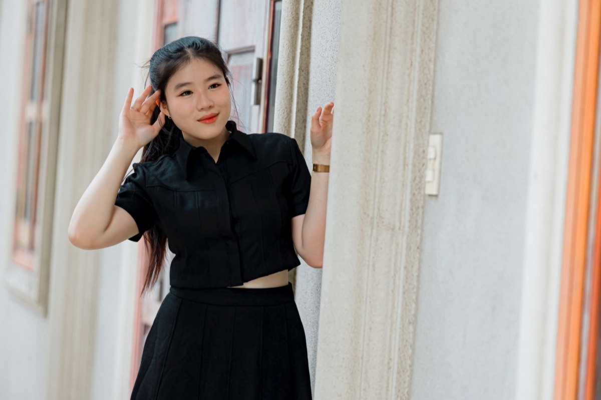 K-pop idol in black outfit