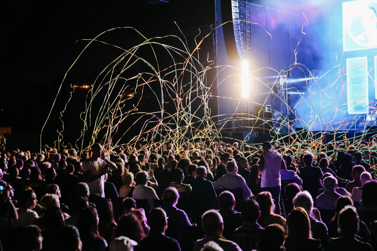K-pop fans met lichtstokken tijdens een wereldtournee