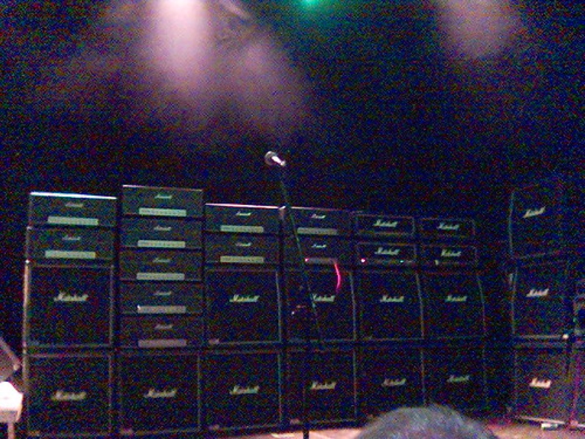 Geavanceerde podiumtechnologie en lichteffecten bij een concert
