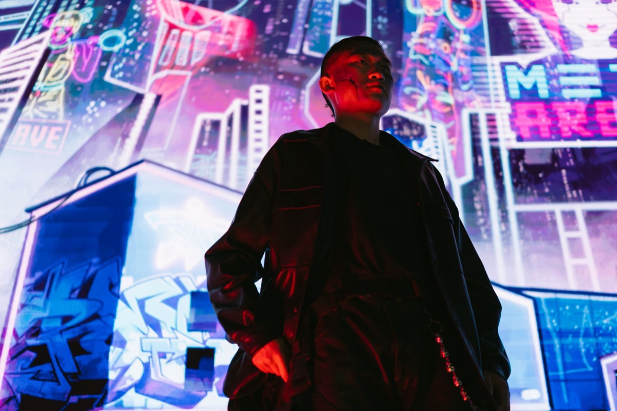 K-pop artista em frente a placa publicitária brilhante