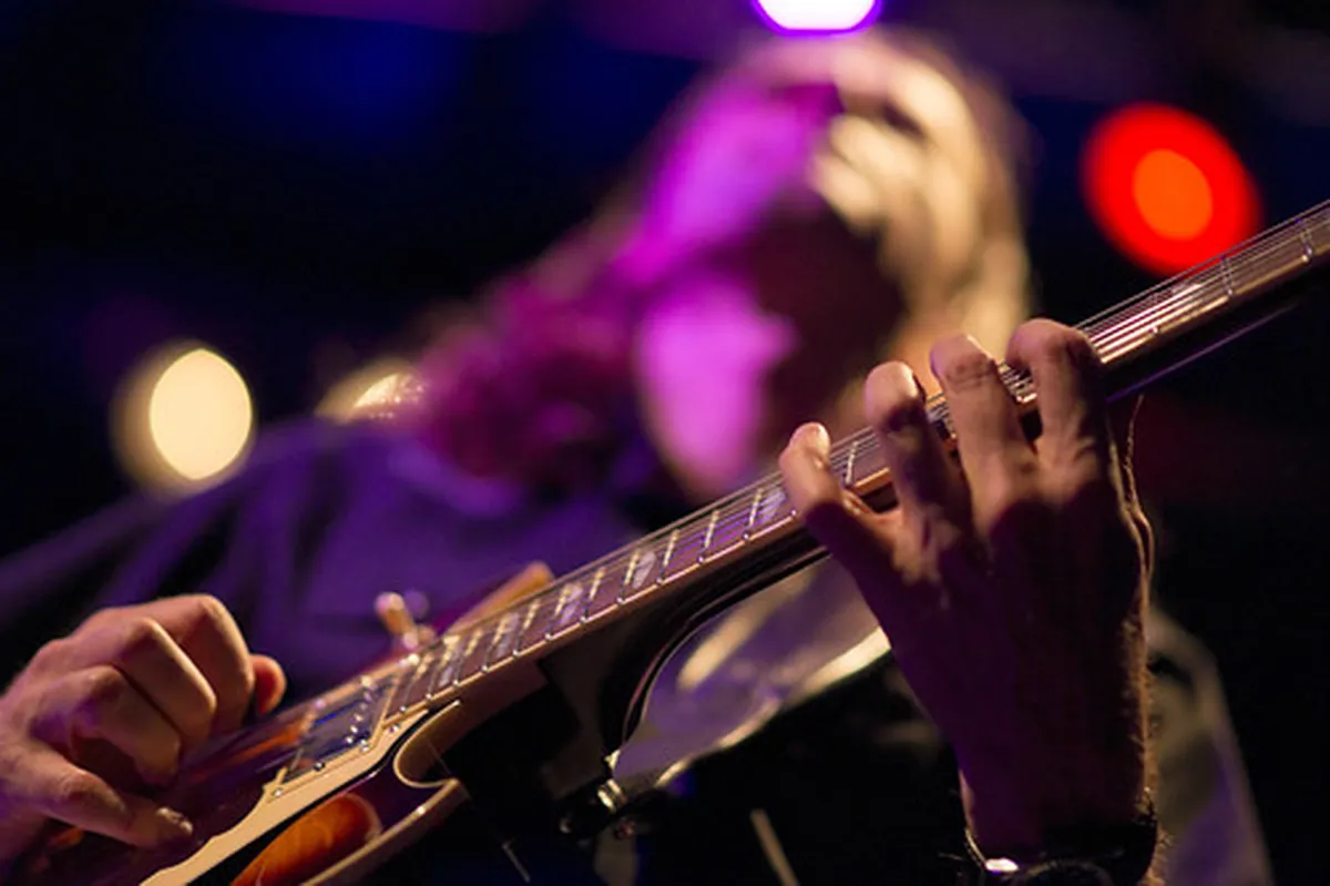 Scène de concert, confettis, silence après la fin