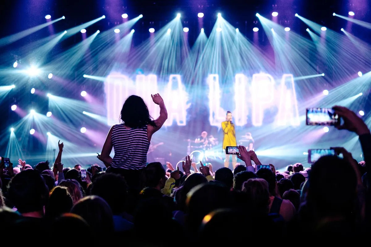 dua lipa, concert, audience, crowd, lights, stage, stage lights, artist, band, fans, music, musician, party, people, performance, singer, live performance, dua